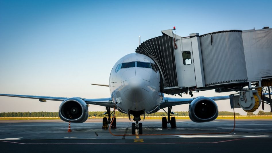 avión en aeropuerto con finguer