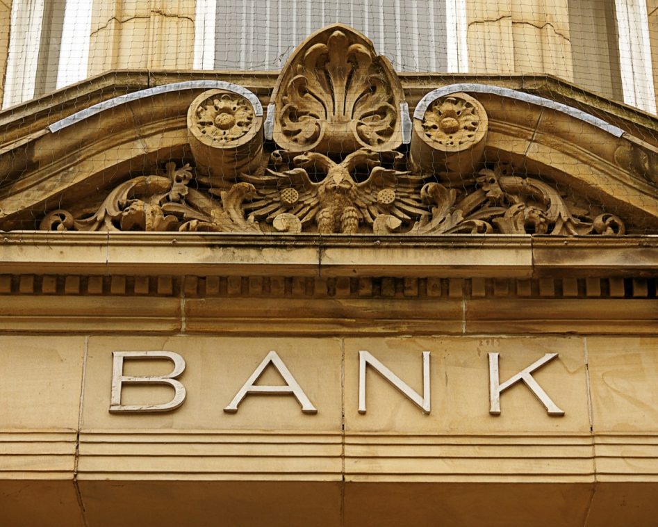 fragmento de cornisa de piedra de edificio con letras de BANK