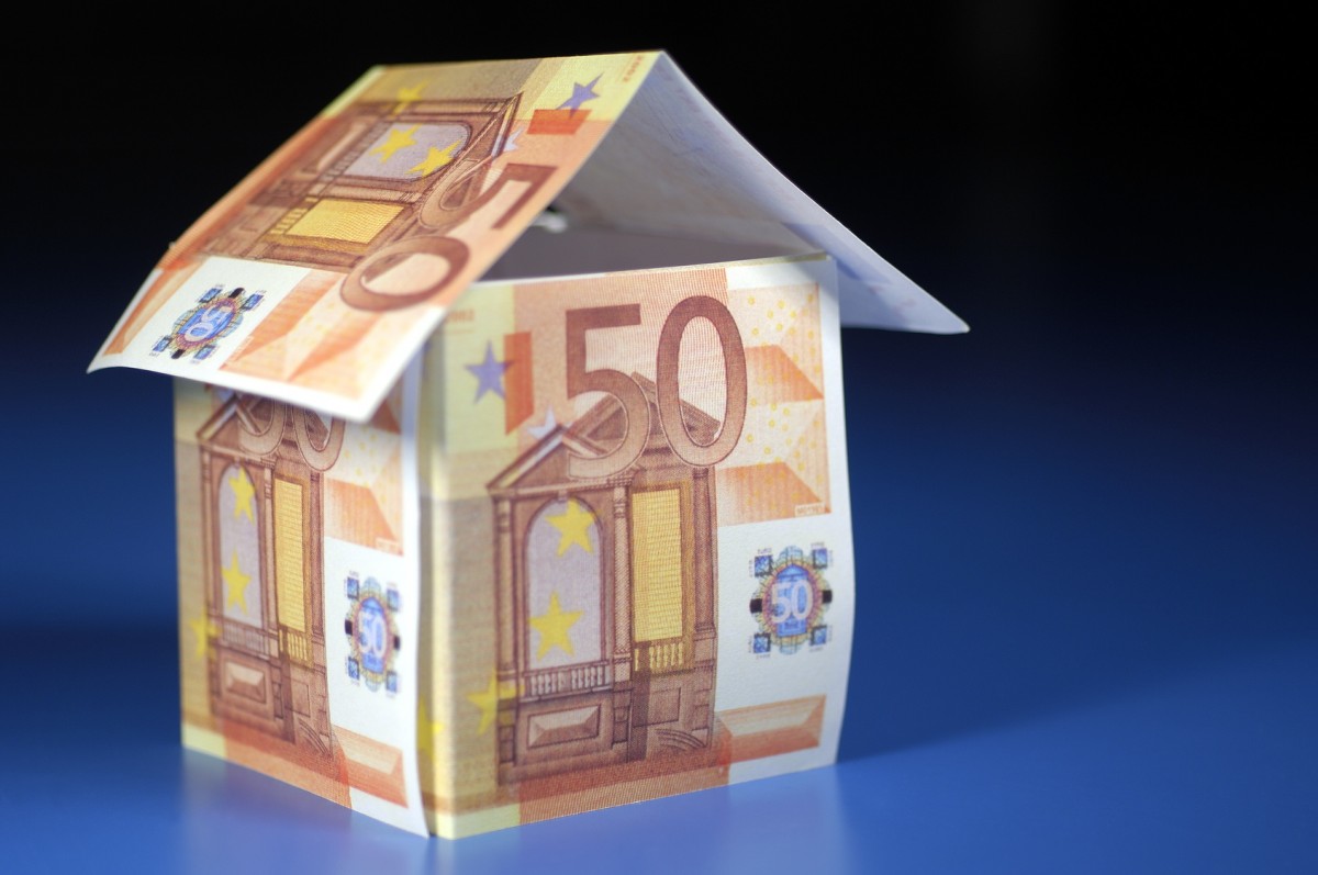billetes de cincuenta euros simulando forma de casa