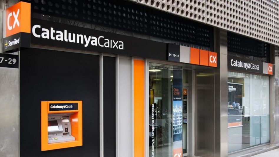 oficina bancaria negra con cajero exterior naranja.