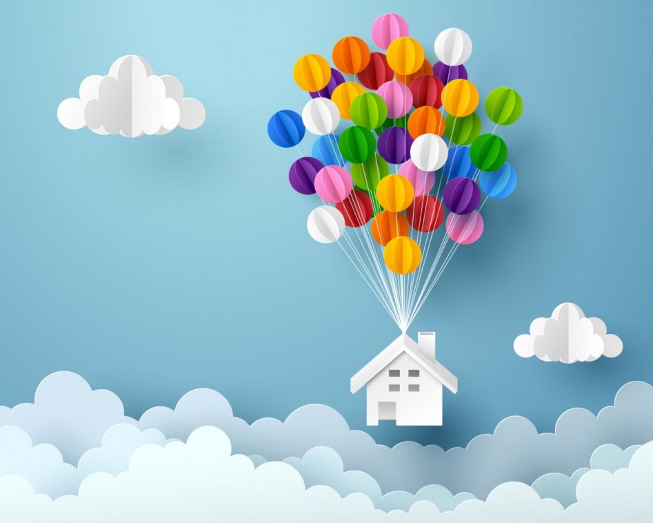 casa soportada por globos de colores sobre fondo azul simulando cielo. Abajo nubes blancas.