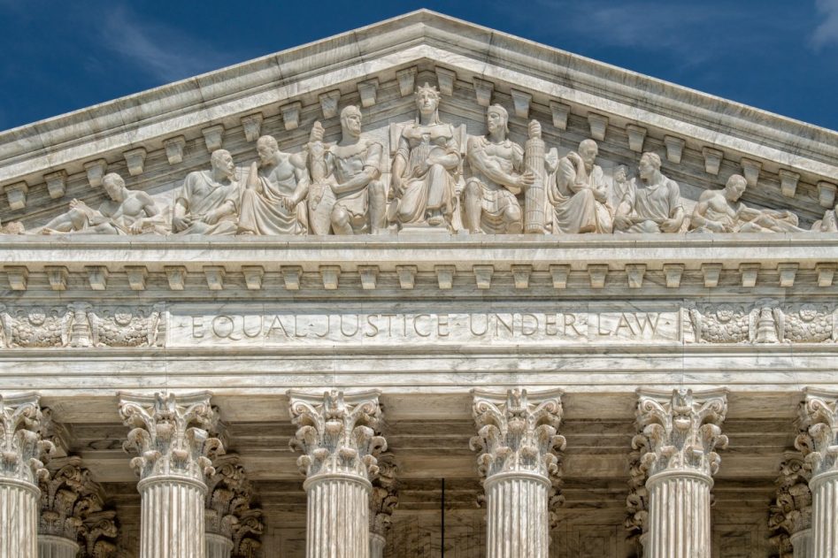 edificio de justicia piedra blanca con seis columnas