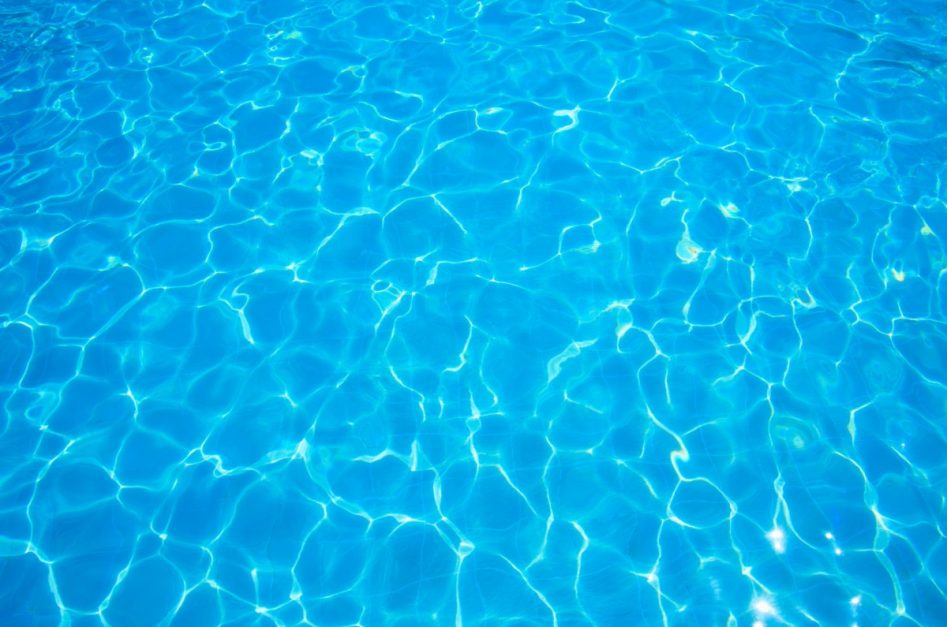 agua de piscina color azul celeste