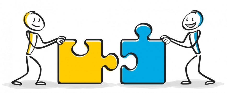 Dos muñecos sonriendo y empujando piezas de puzle amarillo y azul para encajarlas