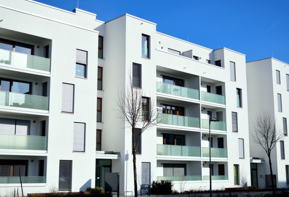 residencial de viviendas blancas con ventanas y balcones. varios edificios.