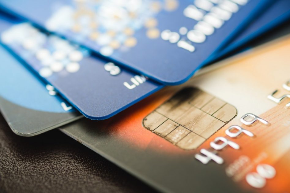 plástico de tarjetas de crédito de diferentes tipos y colores.