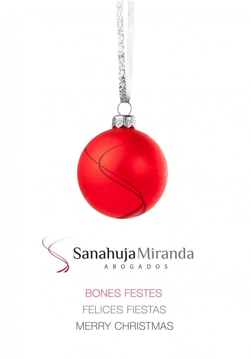 bola de navidad colgando de una girnalda plateada y debajo la frase Felices fiestas en inglés, español y catalán.