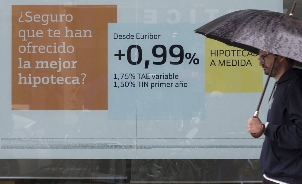 ¿Te planteas comprar casa con hipoteca? En la maraña de términos legales, tecnicismos y jerga que caracteriza el mundo de las hipotecas, es muy posible que el usuario no entendido de esta materia se sienta perdido. Pero la compra de una casa es para muchos la inversión más importante de su vida, y las proporciones del endeudamiento al que se enfrentarán durante lustros justificarían por sí solas el esfuerzo para entender el funcionamiento del crédito inmobiliario a través de estas palabras, cuyo significado