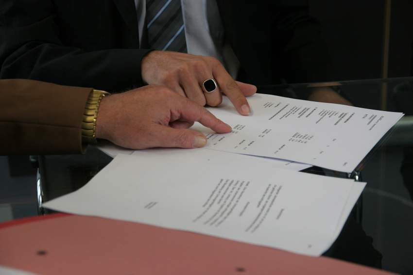 firma-contrato-seguro_1596030310_88