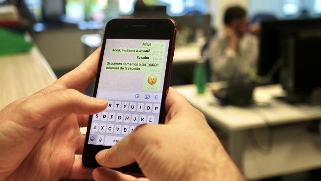 ¿El jefe puede 'espiar' mis mensajes de Whatsapp en el móvil de empresa?