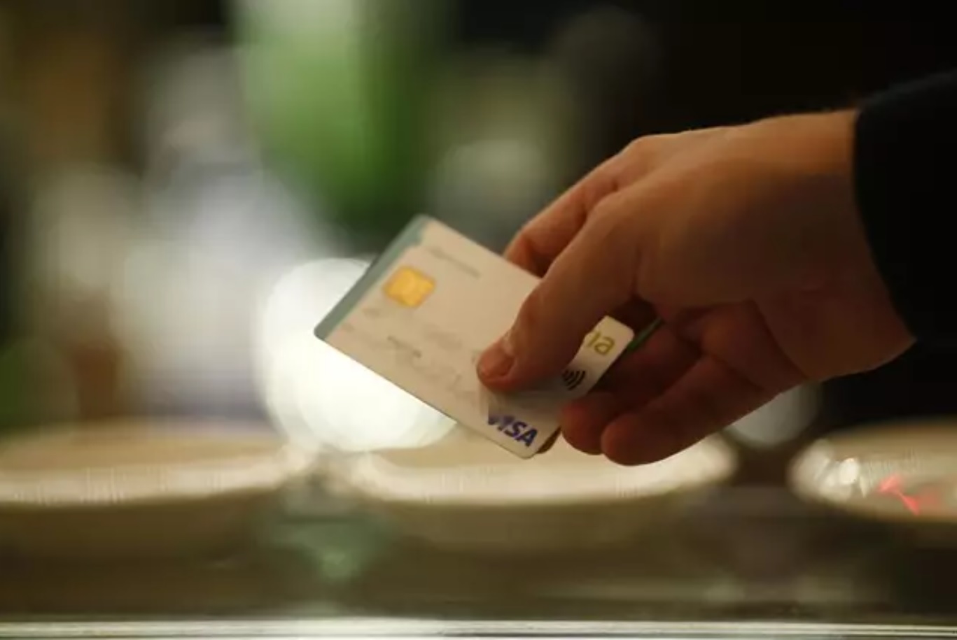 evitar los trucos de la banca reclamación tarjetas revolving WIZINK persona con una tarjeta en la mano